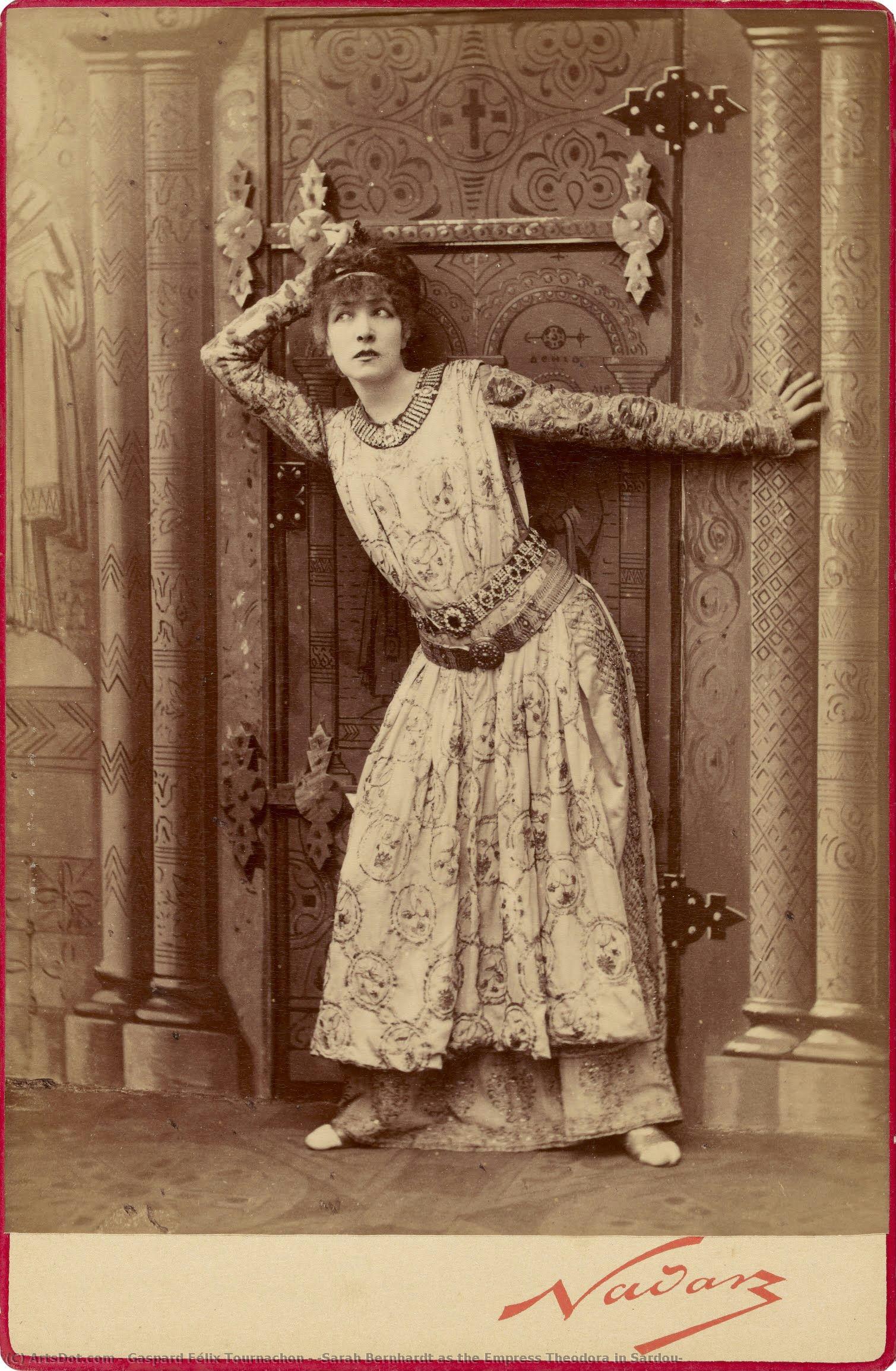 Sarah Bernhardt Als Kaiserin Theodora In Sardous — Gaspard Félix Tournachon