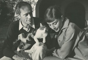 Audrey And Mel On Farm Outside — 조지 다니엘